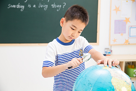 小学男生在教室里图片
