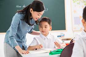 老师和小学生们在教室