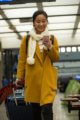 青年女人在火车站图片