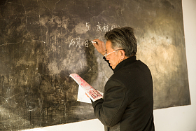 乡村小学老师在上课