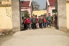 乡村小学生在放学回家图片
