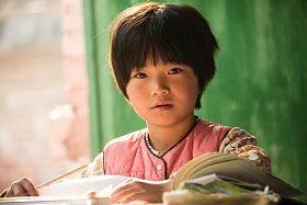 乡村小学里的小学女生照片