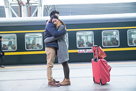 年轻情侣在火车站图片