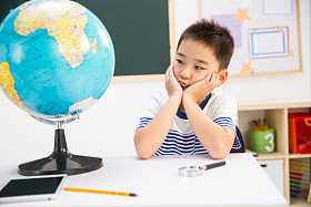 小学男生在教室里图片