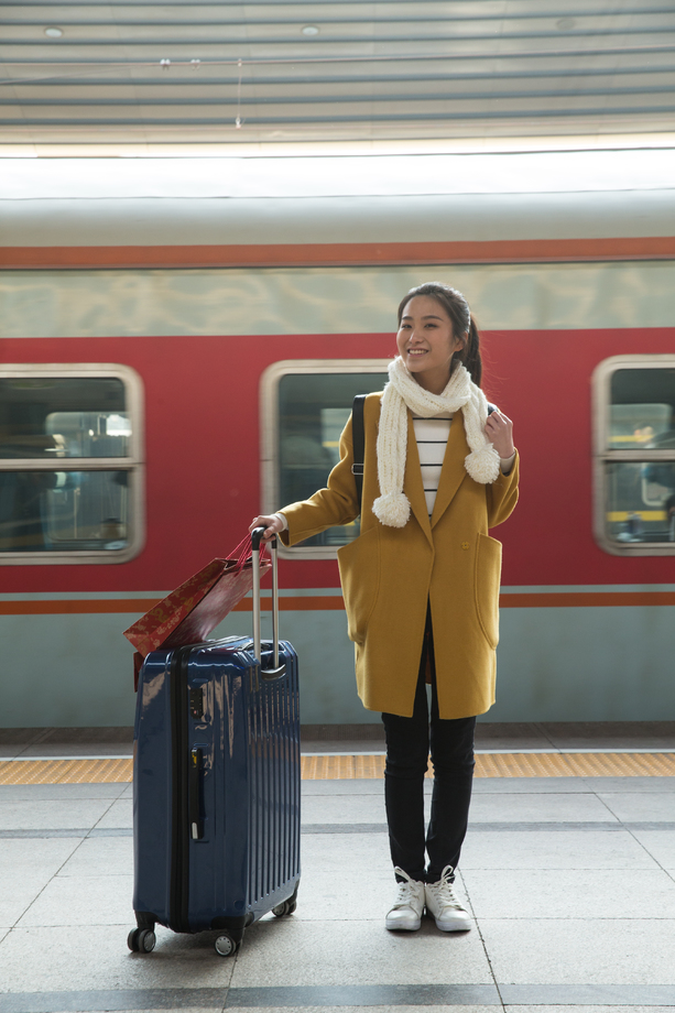 青年女人在车站月台图片