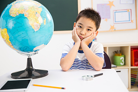 小学男生在教室