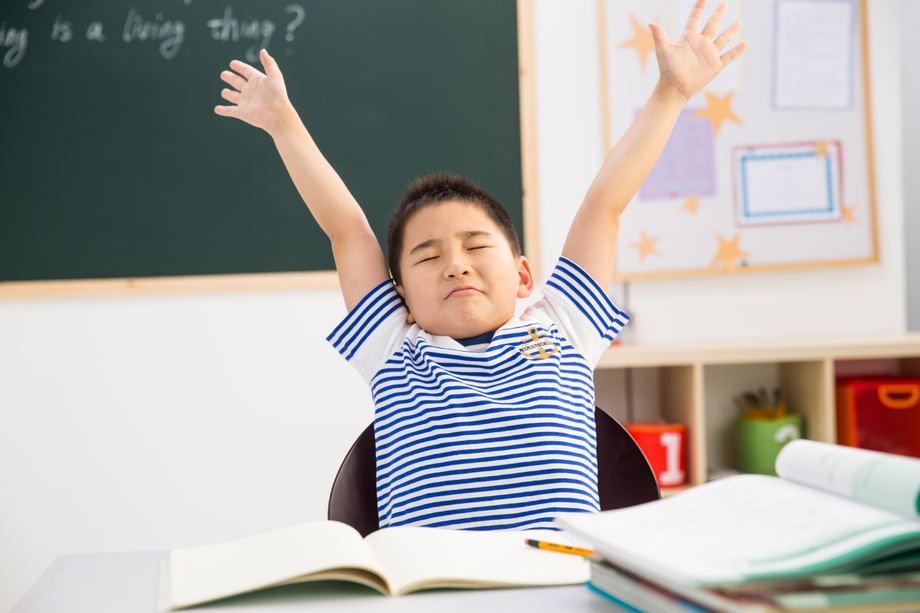 小学男生在教室里照片