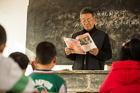 乡村男教师和小学生在教室