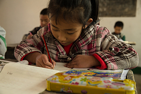 乡村小学里的小学女生图片