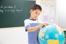 小学男生在教室里图片
