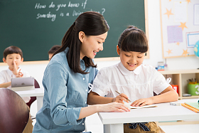 老师和小学生们在教室里图片