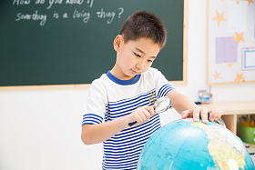 小学男生在教室里图片