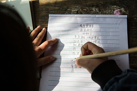 乡村小学里的小学生学习图片