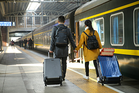 青年情侣在火车站图片