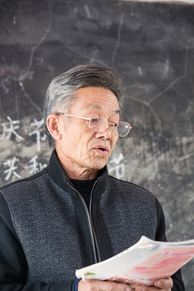 乡村小学老师在上课图片