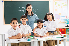 老师和小学生们在教室