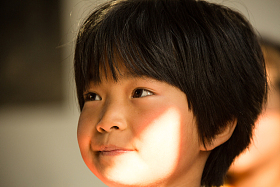 乡村小学里的小学女生照片