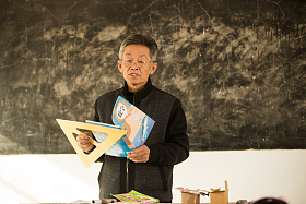 乡村小学老师在上课图片