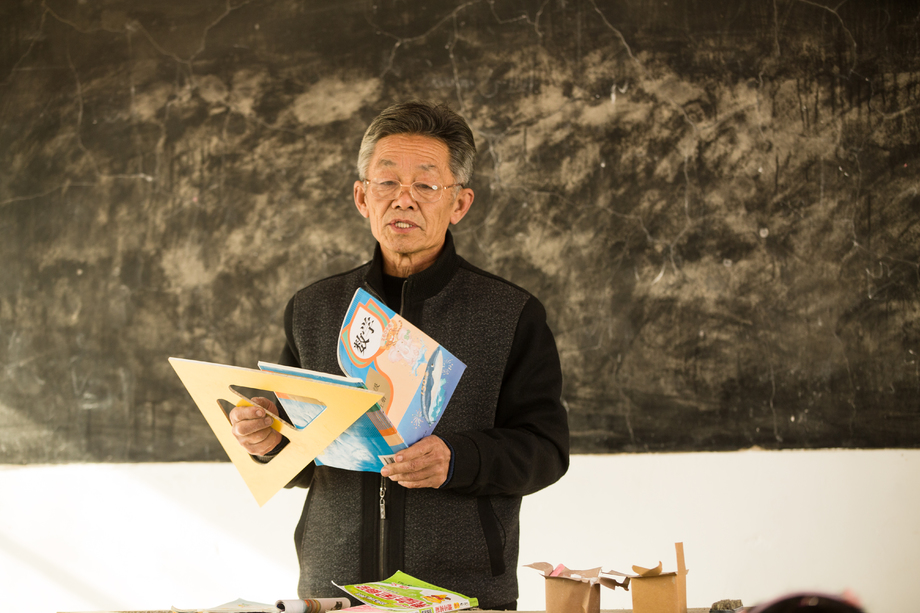 乡村小学老师在上课图片