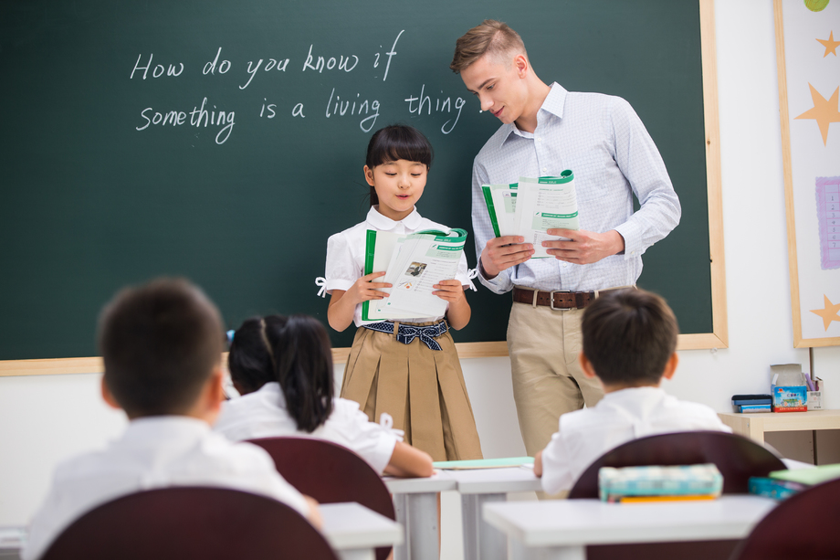 教师和小学生在教室里照片