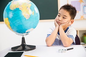 小学男生在教室里图片