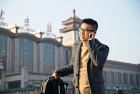 青年男人在火车站图片