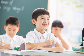 小学生在教室里学习图片