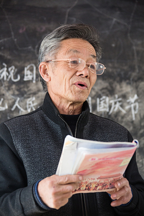 乡村小学老师在上课图片