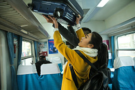 青年女人在火车上