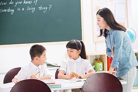 老师和小学生们在教室里照片