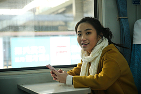青年女人在火车上图片