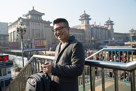 青年男人在火车站图片