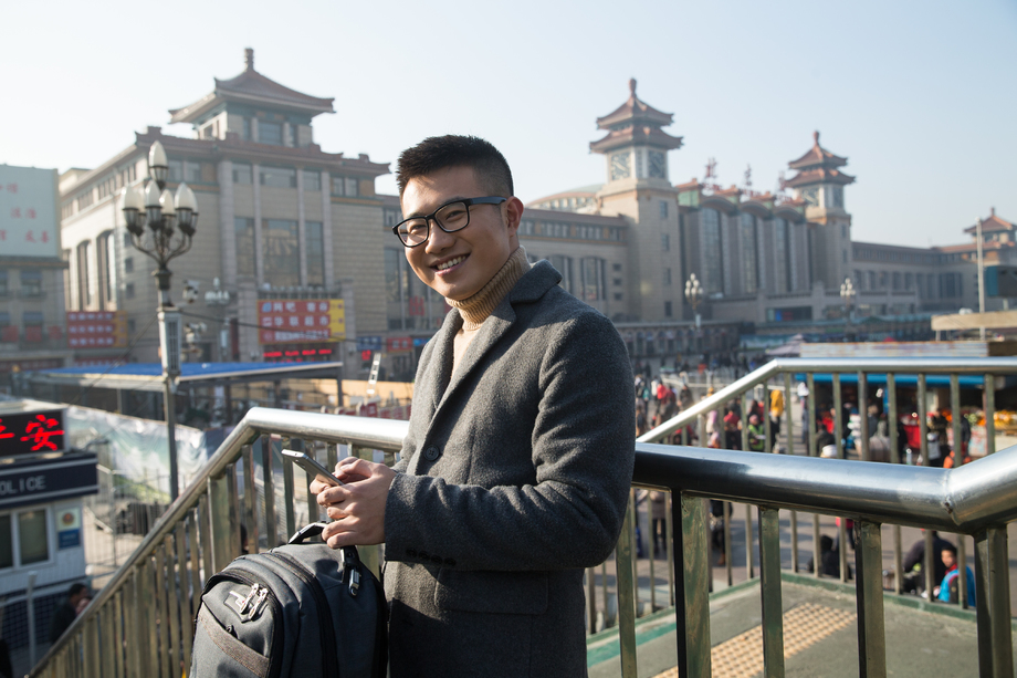 青年男人在火车站图片