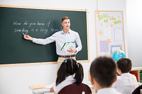 教师和小学生在教室