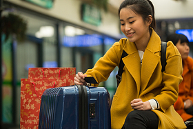 青年女人在火车站