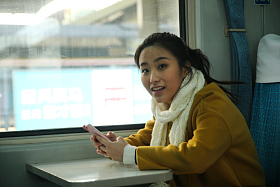 青年女人在火车上