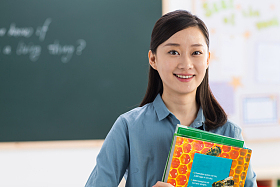 女教师在教室里图片