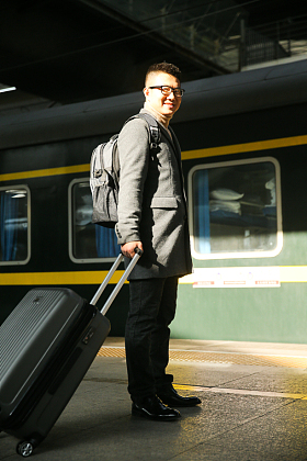 青年男人在车站月台图片