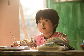 乡村小学里的小学女生图片