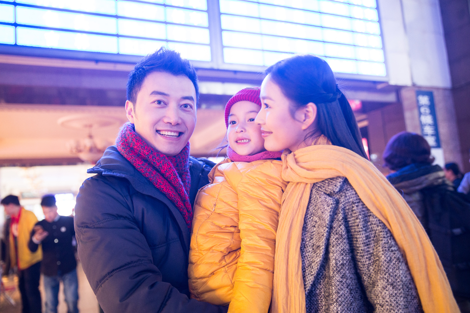 幸福家庭在候车厅图片 幸福家庭在候车厅图片