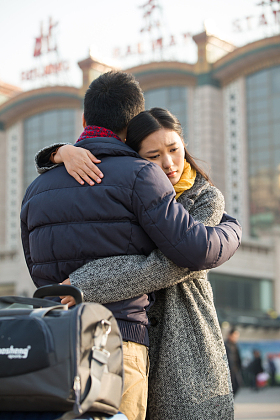 青年情侣在火车站图片