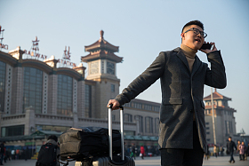 青年男人在火车站照片