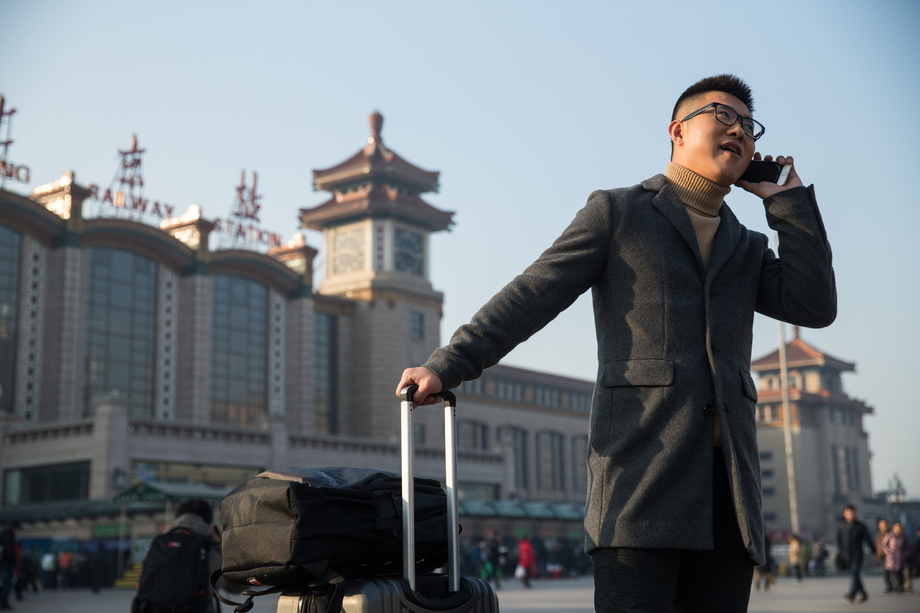 青年男人在火车站照片