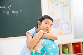 小学女生在教室里图片