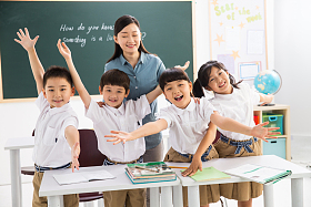 老师和小学生们在教室里图片