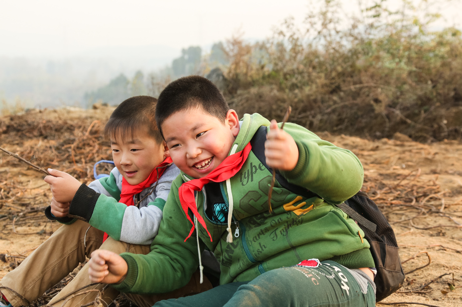 欢乐的乡村小学生