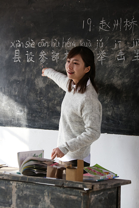 乡村女教师在教室里图片