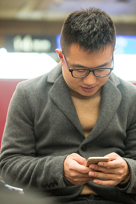 青年男人在车站月台图片