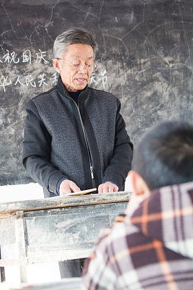 乡村男教师和小学生在教室