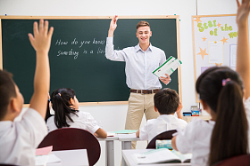 教师和小学生在教室里图片